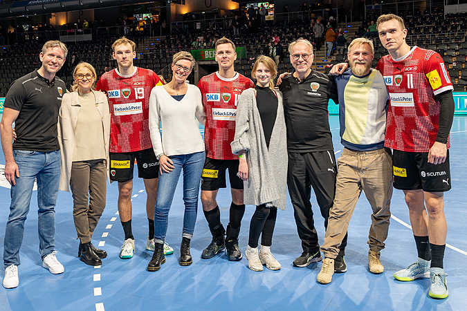 Das Praxisteam mit den dänischen Nationalspielern der Füchse Berlin